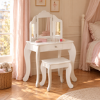 Coiffeuse enfant blanche à miroir triptyque dans une chambre d'enfant
