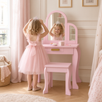 Petite fille qui se coiffe à sa coiffeuse enfant princesse 3 miroirs